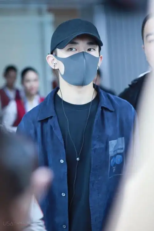易烊千玺戴口罩穿深蓝色衬衫现身机场回中戏上课开始大学生活