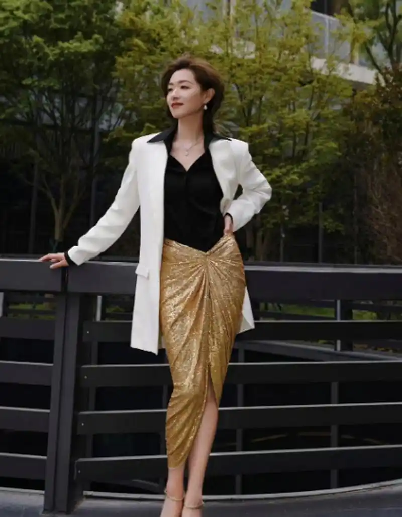 万茜的短发好帅气,身材也很无敌.