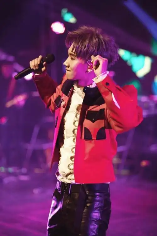 汪苏泷全国巡演首站 好友苏运莹现身打气