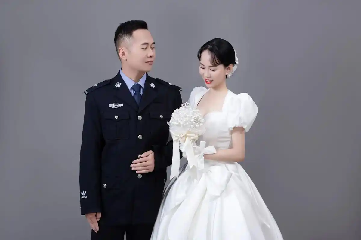 薇薇新娘婚纱摄影每一位军嫂都无比的伟大,致敬每一位军人军嫂 - 抖音