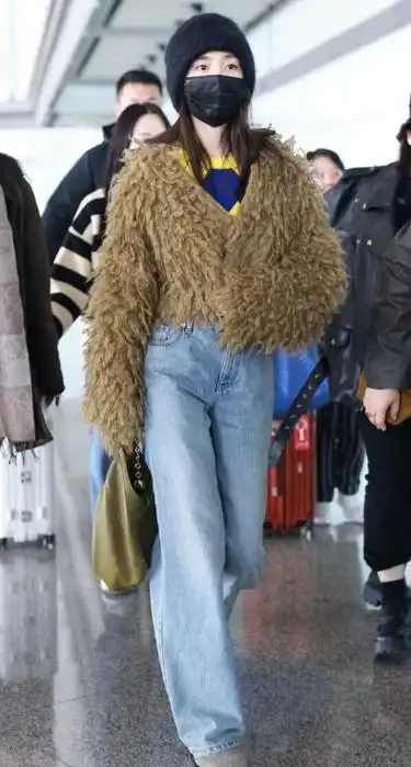 杨幂现身北京机场,潮流时尚造型引关注