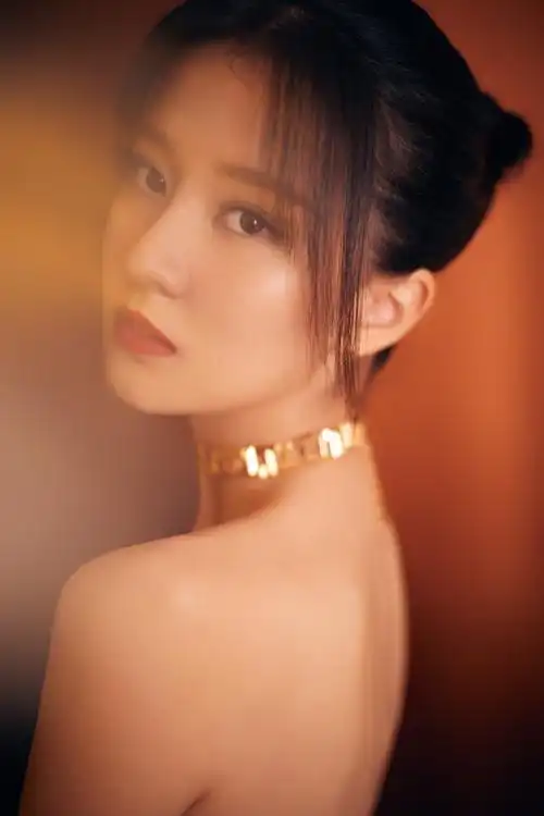 乔欣黑丝抹胸裙性感写真图片