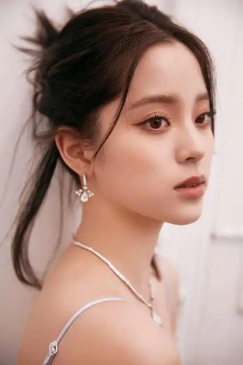 但是,没关系!欧阳娜娜穿浅蓝色吊带抹胸裙来了,造型真是令人惊艳.