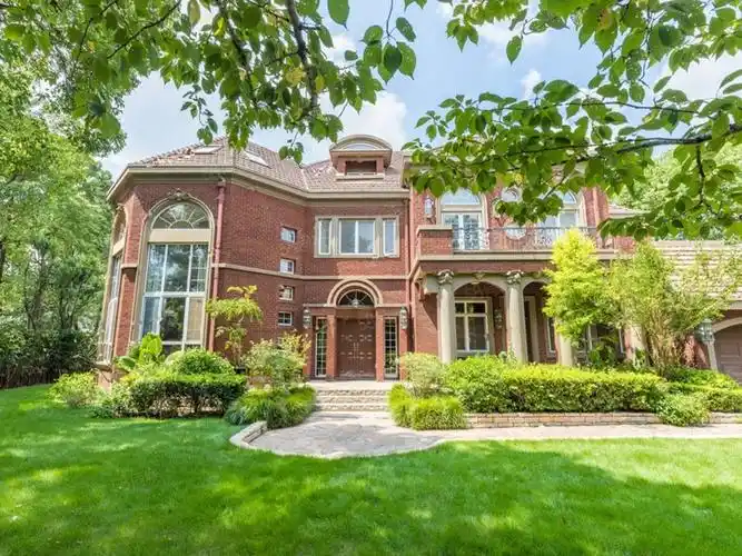 泗泾独栋别墅,带百平花园,双车位天然氧吧,低市价300万