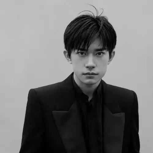 易烊千玺全黑西装造型工作室出图96高冷总裁既视感75157415