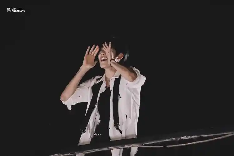 周柯宇这组图片好绝脑补出一万字偶像剧情节