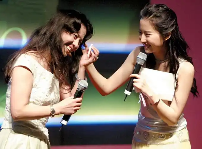 拍摄《神雕侠侣》时,刘亦菲突然向张纪中哭诉:"有人把我的衣服撕破了"