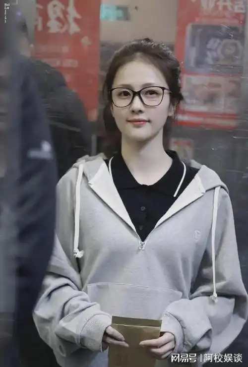 女明星戴眼镜集合赵丽颖倪妮酷帅谭松韵赵露思唐嫣可爱