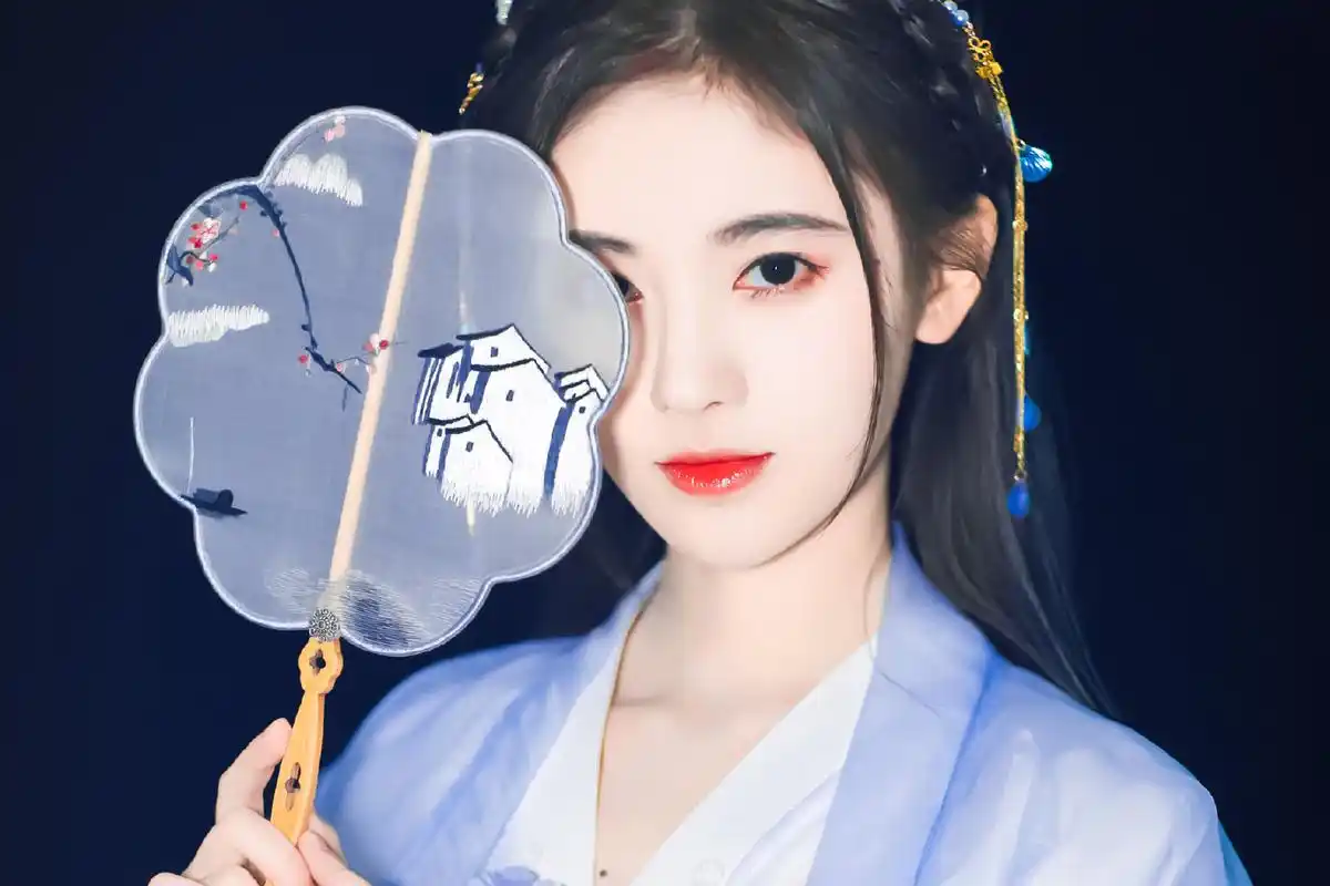 穿汉服的女生有多好看?看看鞠婧祎就知道了,既俏皮又甜美!