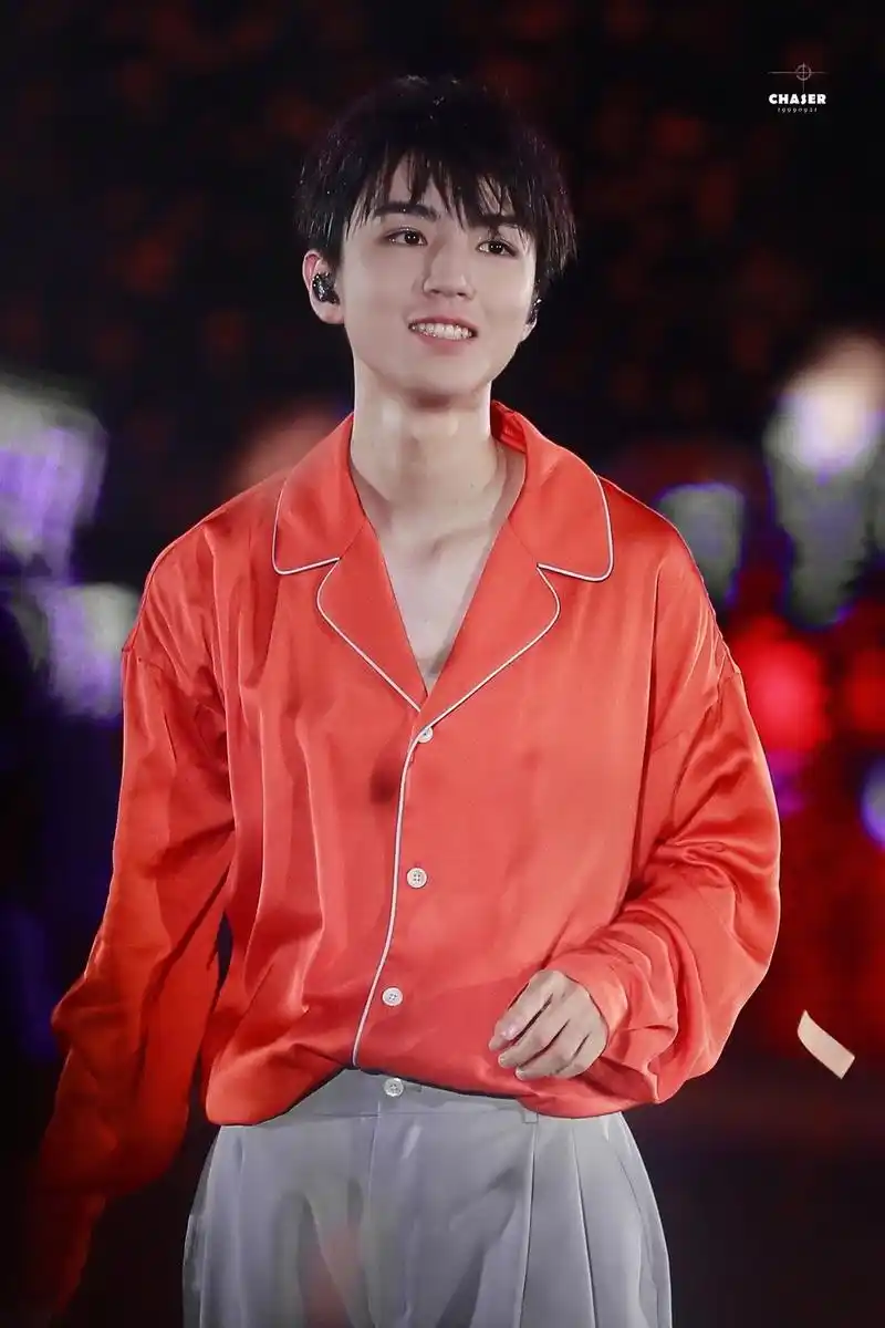 王俊凯性感锁骨图照合集 让人欲罢不能的迷人凯boss