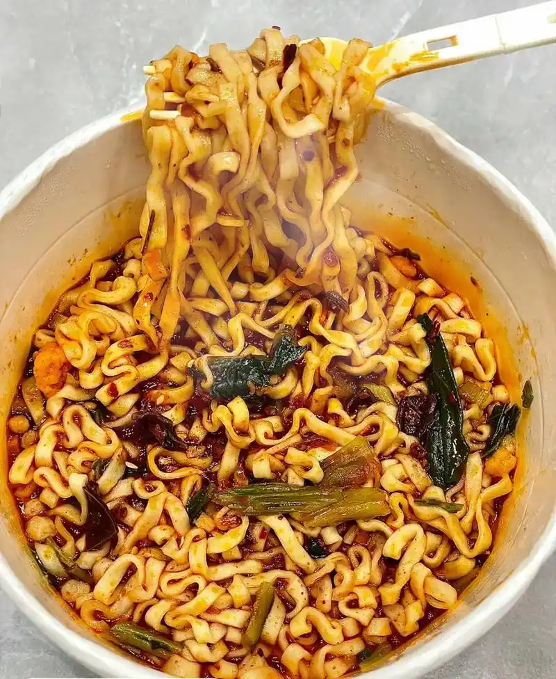 油泼辣子酸汤面,康师傅地区限定.