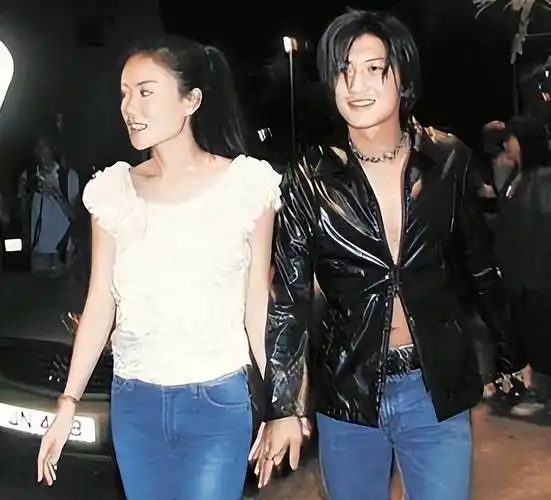 谢霆锋怒怼和王菲分手传闻:别久不久拿我们两个来搞,行不行?