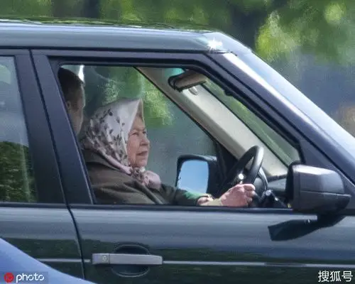 无证驾驶"老司机"又上路!英国女王开路虎观马展