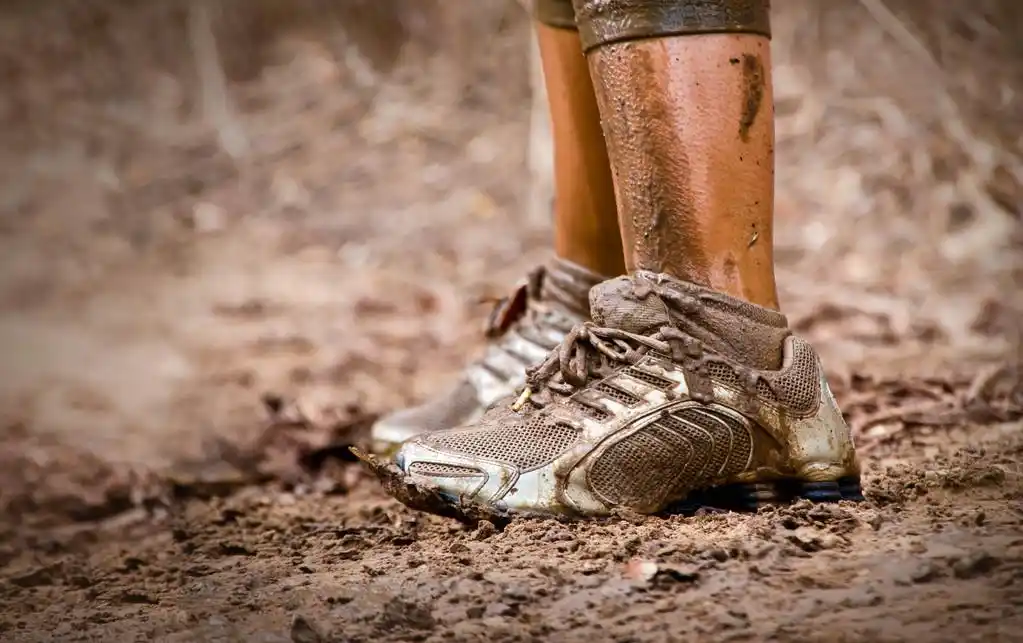 跑步者的脏脚,泥浆赛跑运动员的泥泞脚