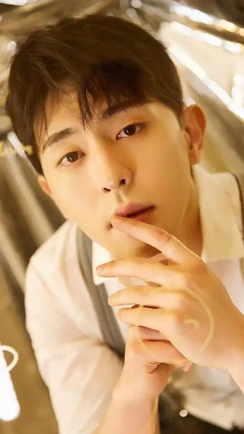 邓伦复古帅气写真手机壁纸