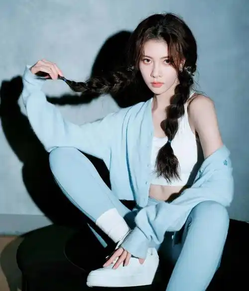 宋妍霏线下蓝色瑜伽服,秀出大好身材!_健身_女子_安慕希