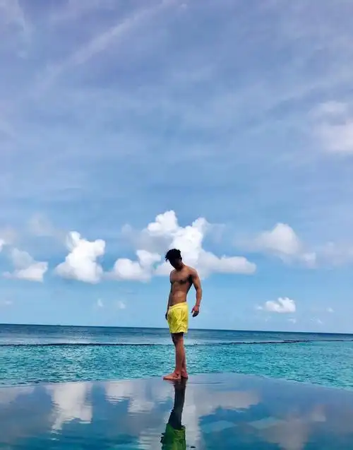 董又霖海边旅拍图片