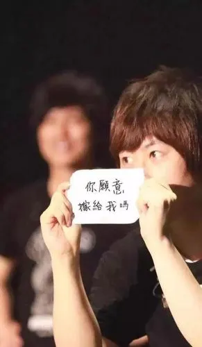 每年12月6日参与生日快乐微博话题,是我们一起给阿信的生日礼物