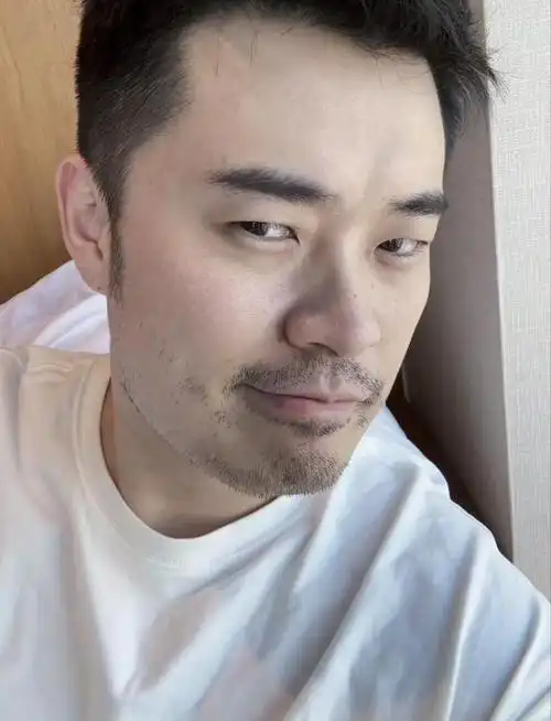 陈赫康复后胡子拉碴,脸部消瘦帅气许多,发声感谢张子萱