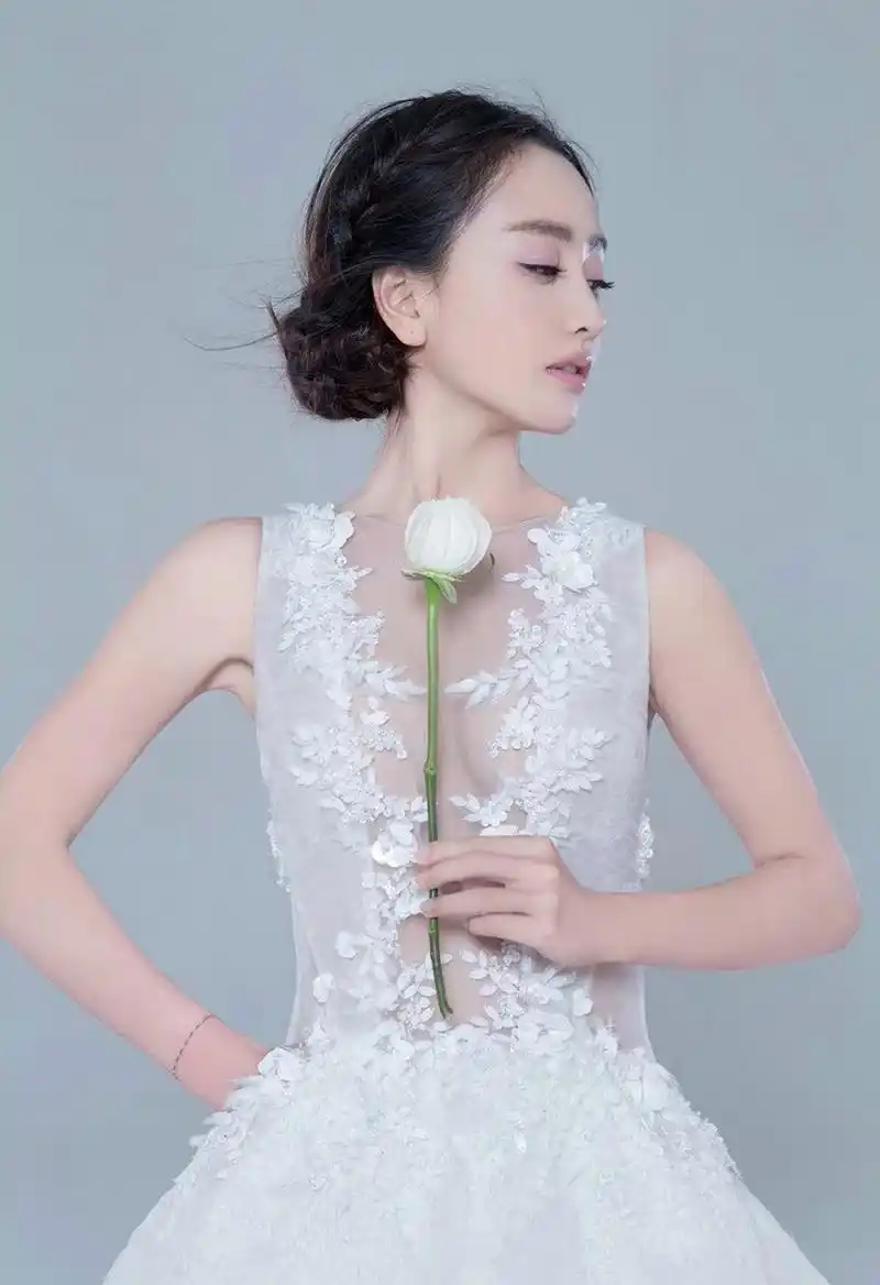 杨蓉# 肤白貌美的容颜,窈窕曼妙的身材,丰满傲人的事业线,前凸后翘