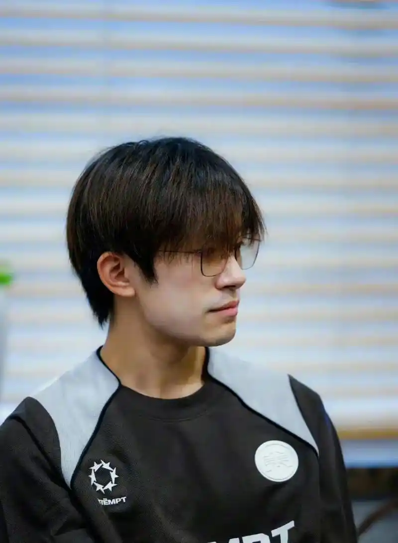 感觉易烊千玺变了好多啊,整个人的面相都变了的感觉[思考][思考]