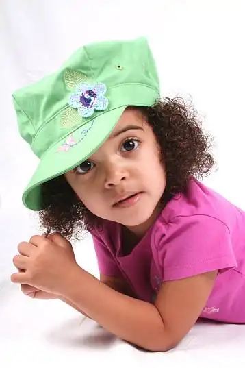 女孩_绿色_帽子_特写_年轻_幼儿_棕色眼睛_图片大全—全景创意图库