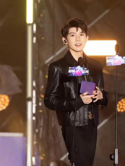 王源领奖照##王源皮衣侧拍