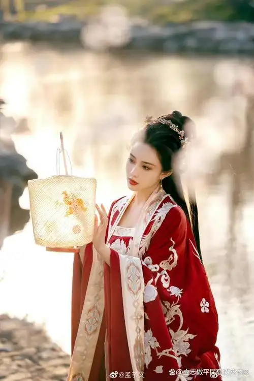 近日美女孟子义更新一组多张美照,释放古风大片,红衣灼灼明艳动人