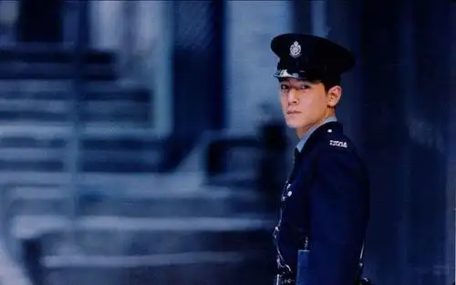 原来他在年轻的时候也是一样的帅气,但是有的网友就会问,难道吴彦祖