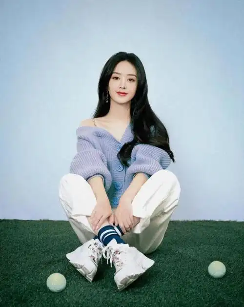 赵丽颖离婚之后更美了大夏天穿针织衫小秀香肩轻熟女范真迷人