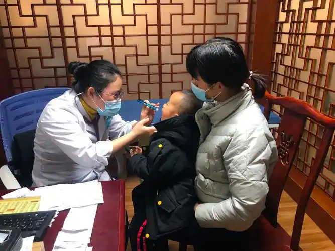 感冒发烧患儿扎堆—— 一个门诊医生 一天接诊百余名患儿