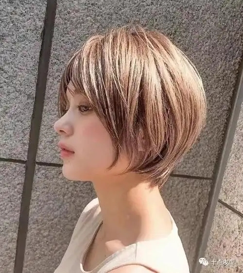 属于短碎发的一种,露出若隐若现的耳朵,超级清纯也很可爱的一款齐耳