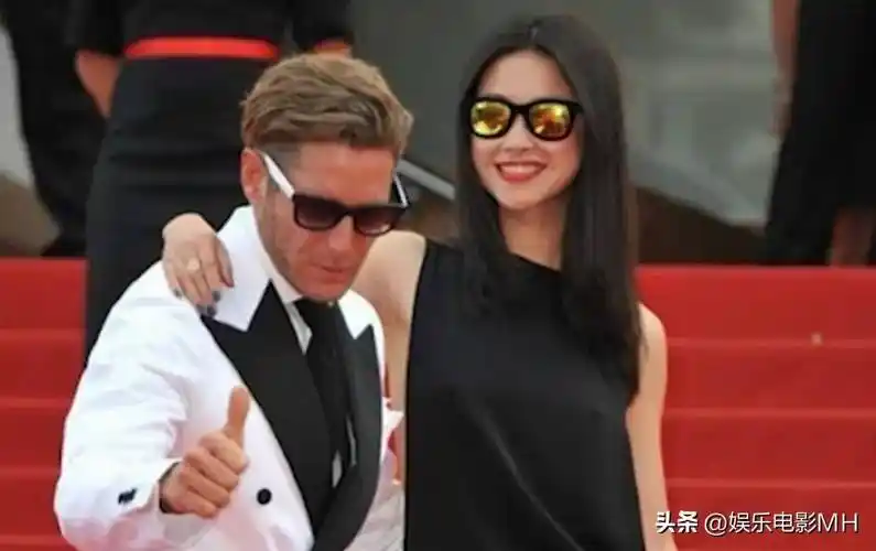 朱珠曾经交往过意甲尤文图斯的老板,这段高调的恋情让她成为了