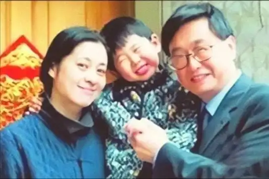 抛弃妻子王文澜与初恋女友分手情定倪萍儿子的意外让他退缩了