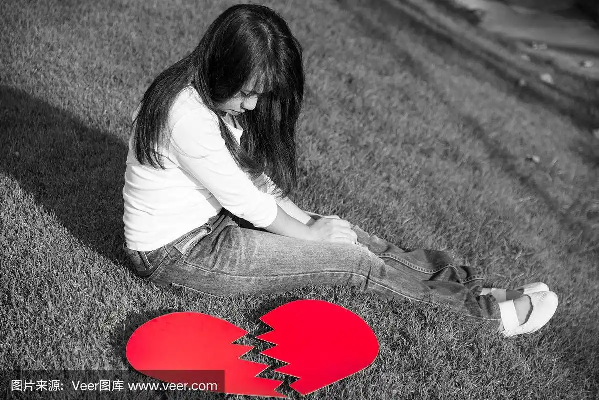 失恋的红心伴着伤心的少女在情人节哭泣,失恋的观念伴着黑白的基调