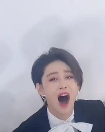 在片场,张馨予打呵欠被化妆师偷拍,没有美颜的高清镜头也很美丽