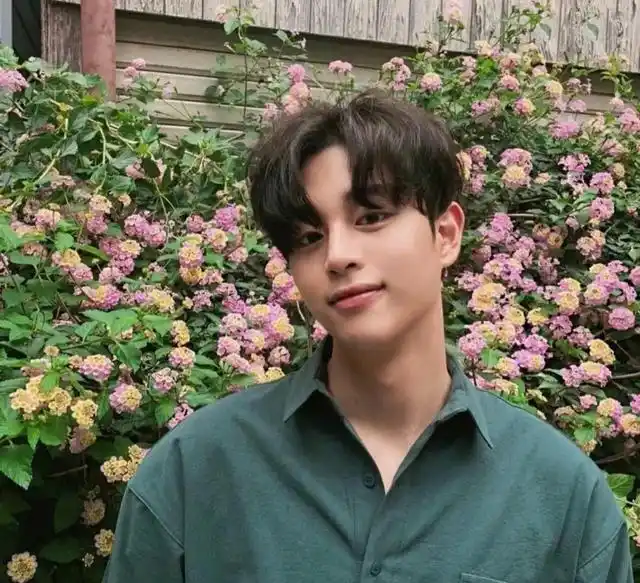 男士做中分烫发好看吗?今年李易峰做过,30年前古天乐做过