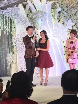 敬酒服就相对庄重了不少,个人觉得陈妍希还是适合浅颜色的服装