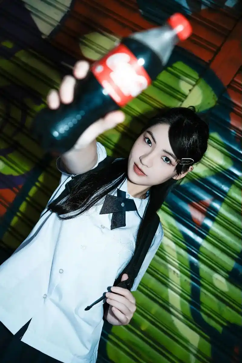 泰国校服下的街拍酷酷女生,独具杀气.