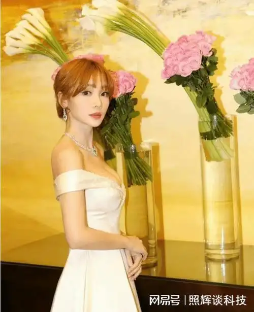 柳岩穿白色深v礼服参加活动太抢眼