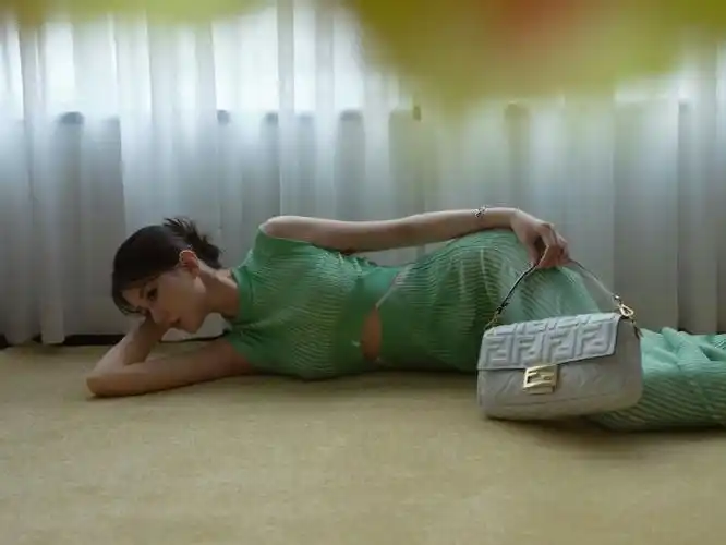 乔欣的身材#乔欣镂空绿裙美得清新脱俗～优雅高妹真的很迷人,凹凸有