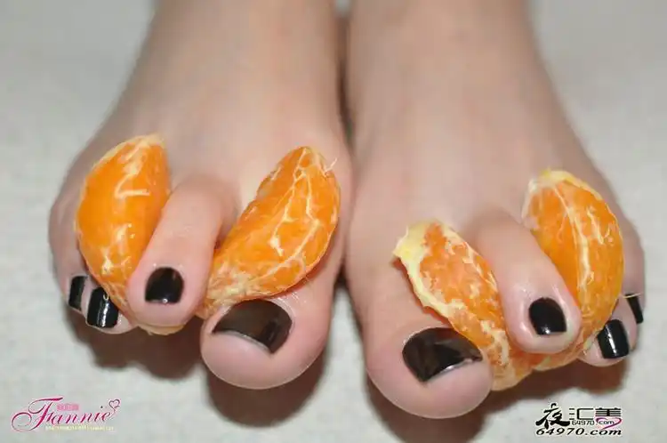 【转载】漂亮美眉裸足玩水果 桔