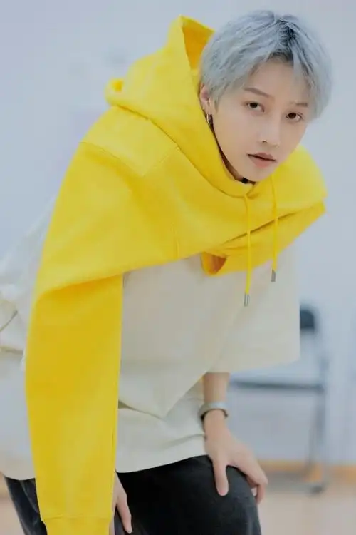 刘雨昕练习室随拍#刘雨昕练习室随拍9615卫衣白t叠穿可爱奶黄包