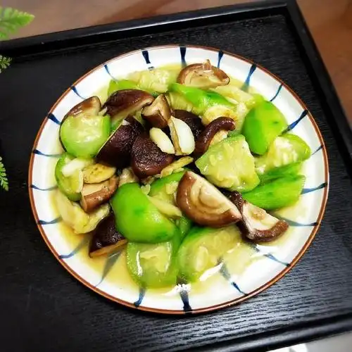 丝瓜炒蘑菇,夏季清淡小炒
