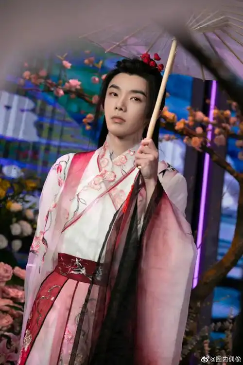 华晨宇晒你好星期六剧照#华晨宇你好星期六剧照,踏雪寻梅,粉白色古装