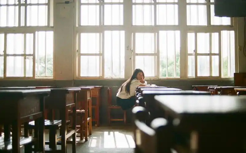 尚好的青春都是同桌的你,心情札记,女孩,回忆,校园,教室,安静,课桌,恰