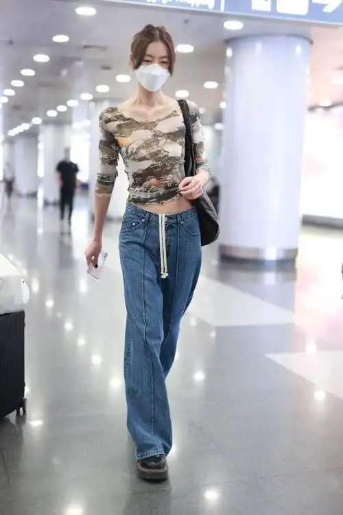 刘雯身材这么高挑还要穿露脐装露出平坦小腹让人嫉妒太优秀