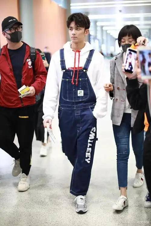 肖战的时尚搭配:单肩背带裤
