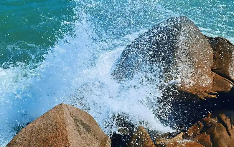 雪白汹涌的浪花