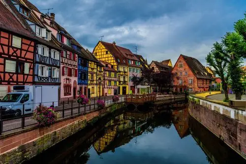 黄昏时的法国的乡村小镇宁静而祥和.